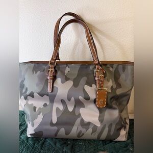 NWT …… TOMMY HILFIGER GREEN COLORED CAMOUFLAGE TOTE w/TOTE HANDLES